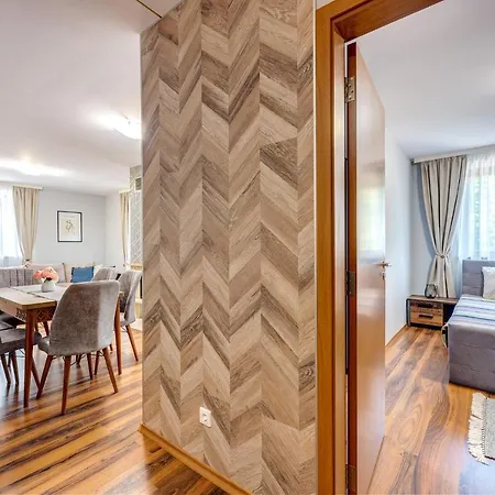 Luxury Flat In Grand By Flat Mаnager * 팜포로보